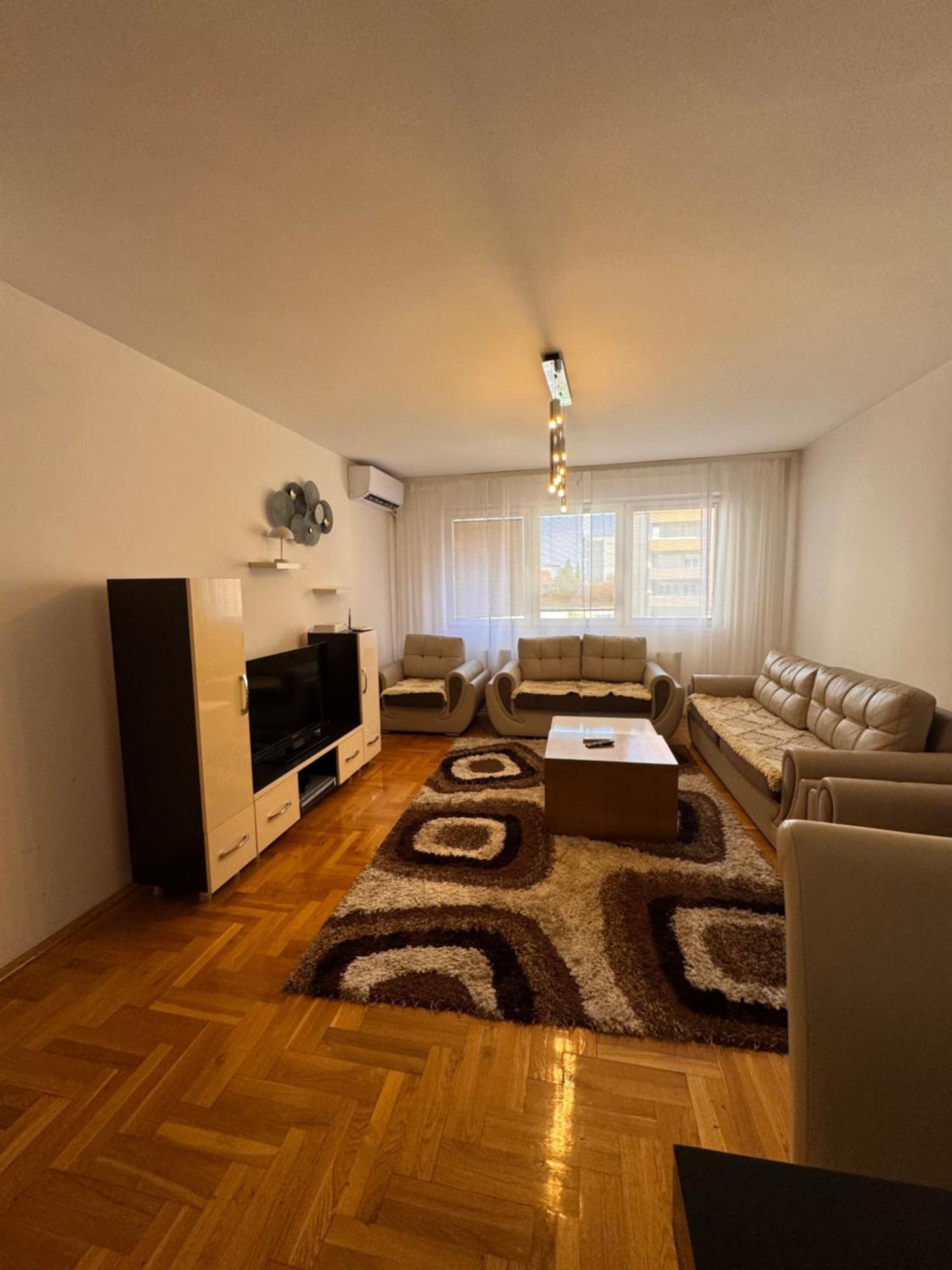 Big Spacious Apartment In Pej Center With Wi-Fi Peje Exterior photo